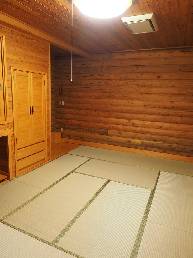 Log Hotel Larch Lake Kanayama Minamifurano Номер фото