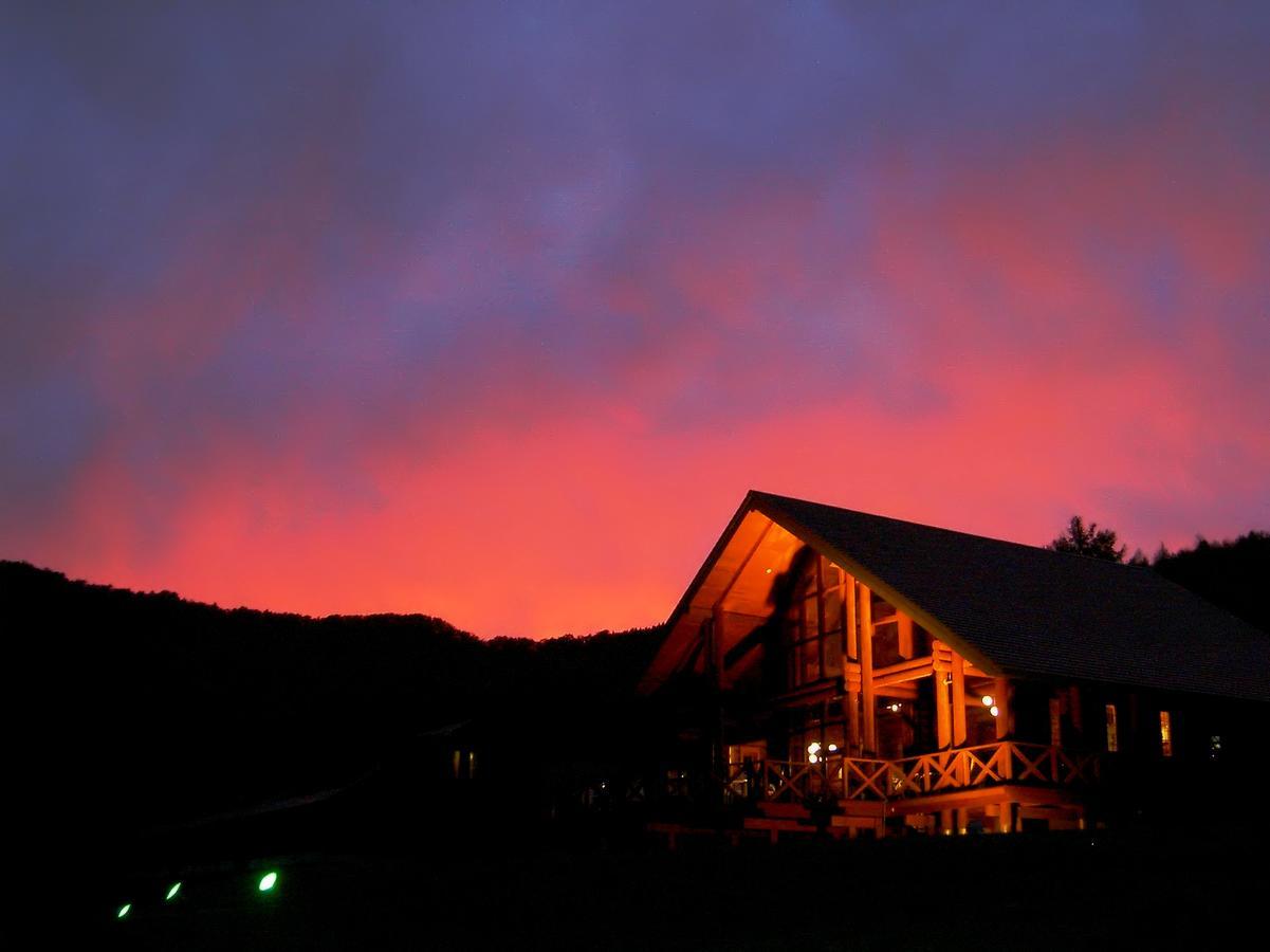 Log Hotel Larch Lake Kanayama Minamifurano Экстерьер фото