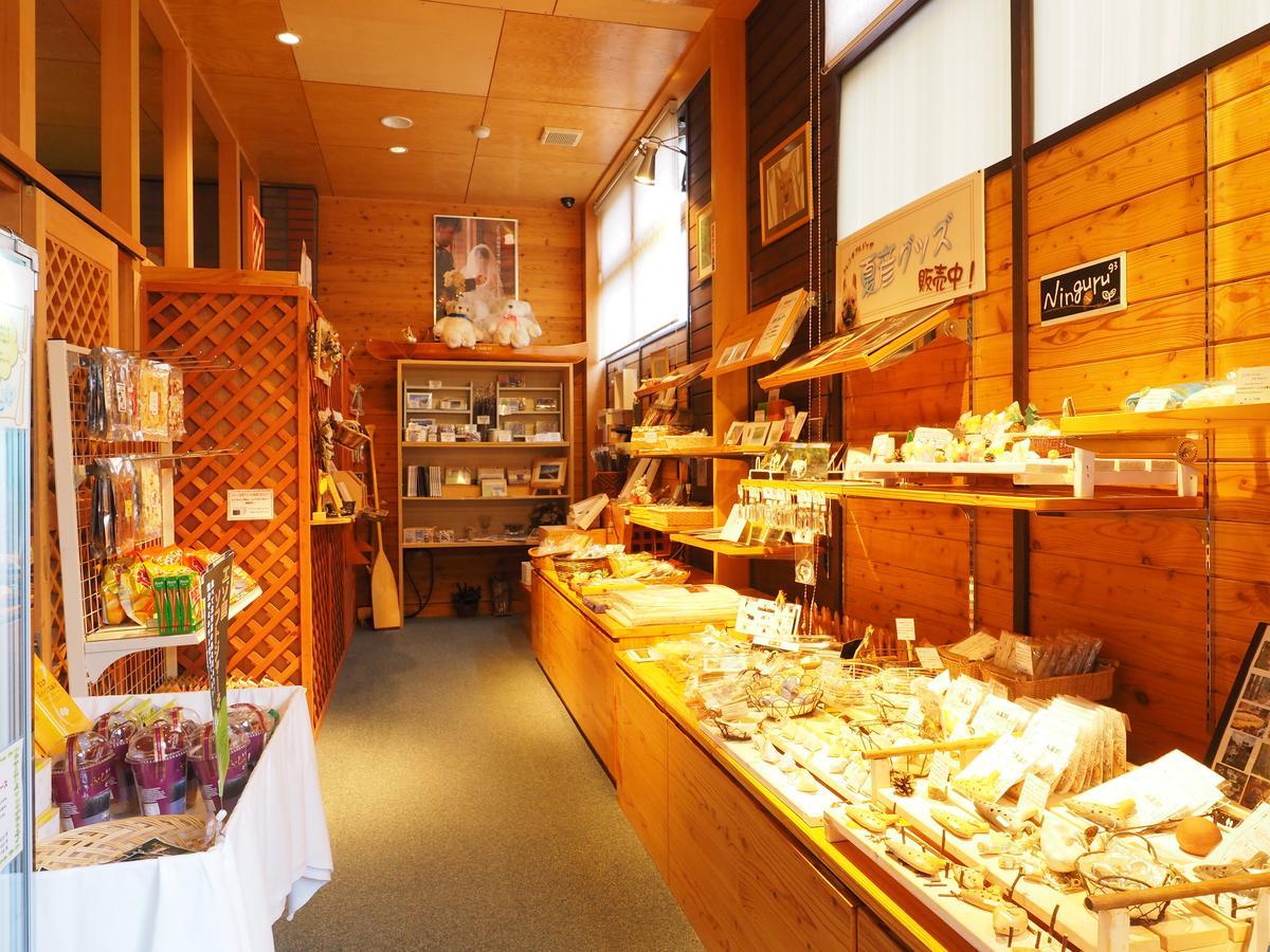 Log Hotel Larch Lake Kanayama Minamifurano Экстерьер фото