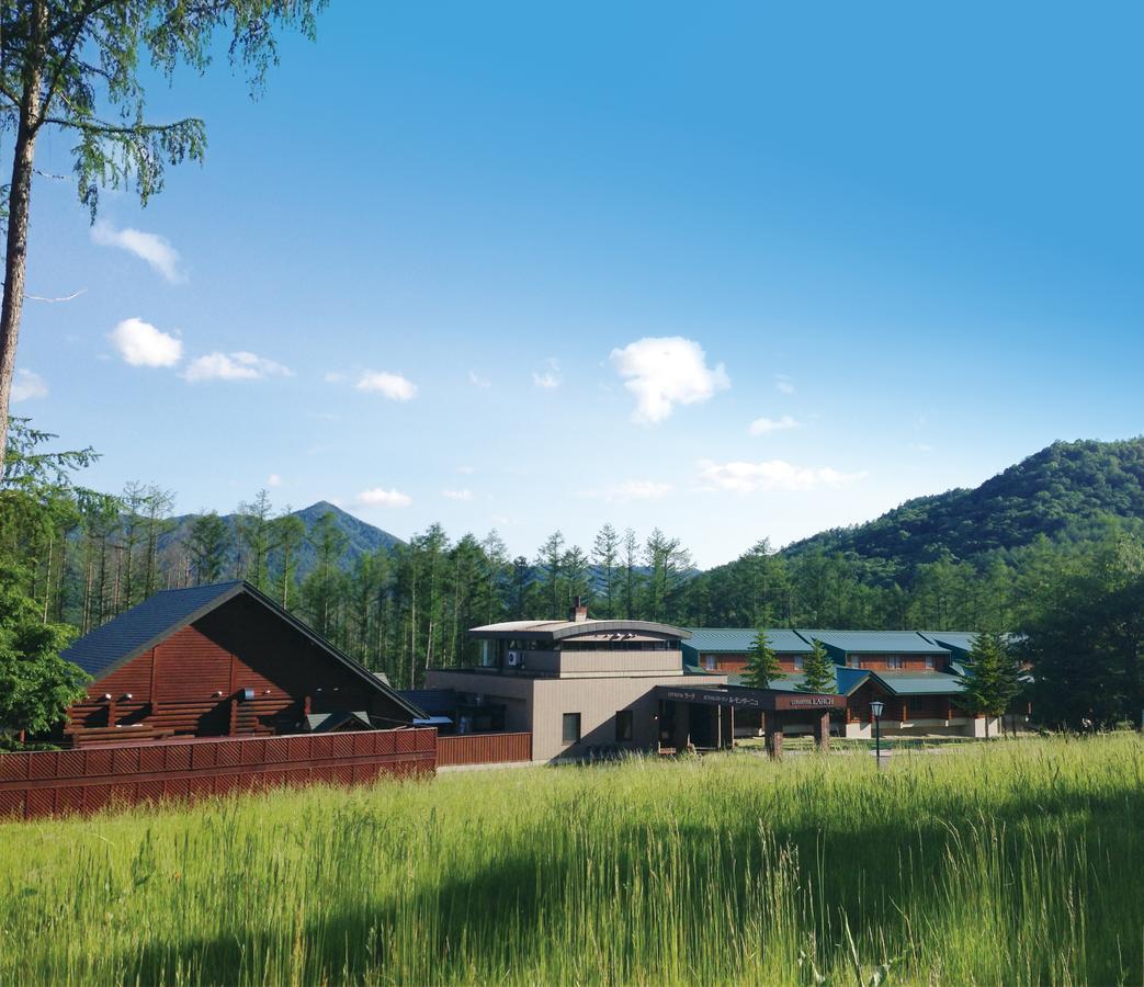 Log Hotel Larch Lake Kanayama Minamifurano Экстерьер фото