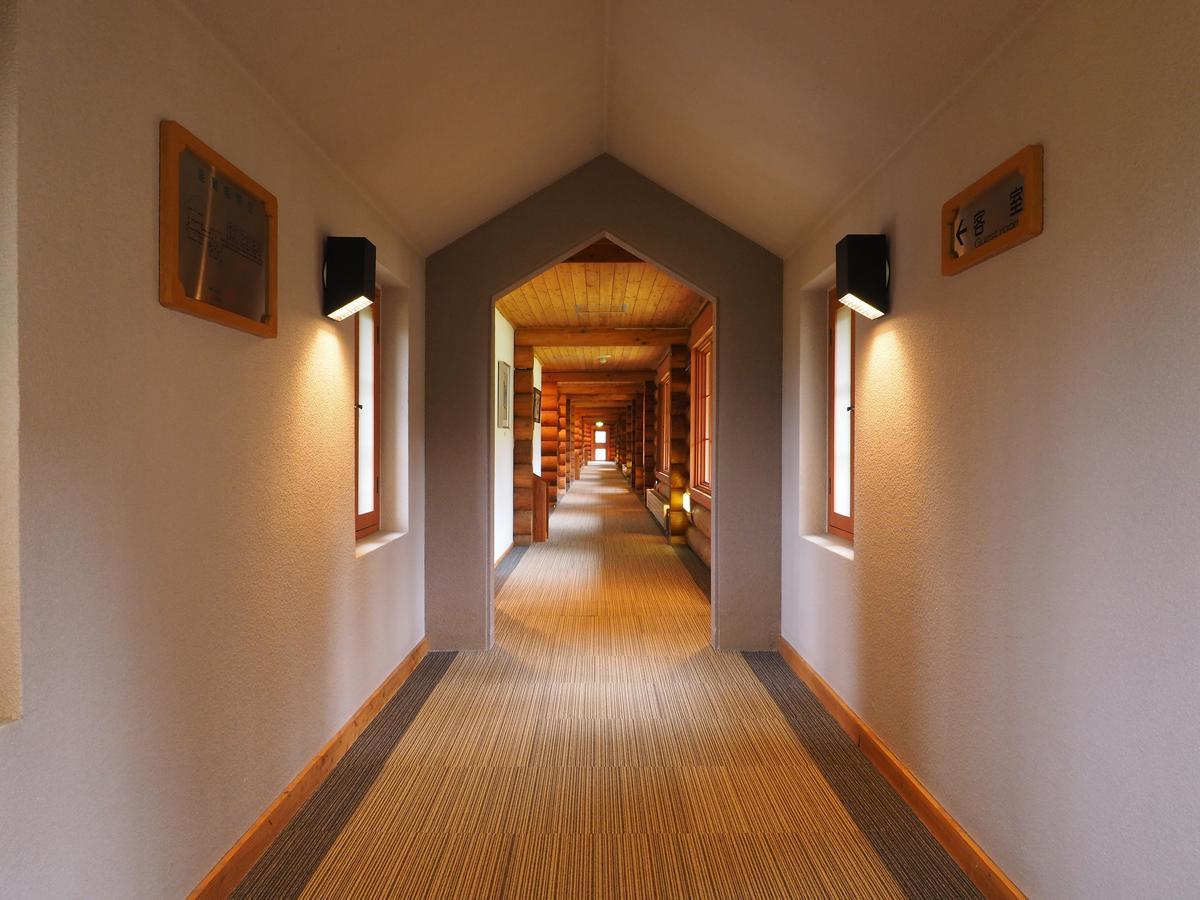 Log Hotel Larch Lake Kanayama Minamifurano Экстерьер фото